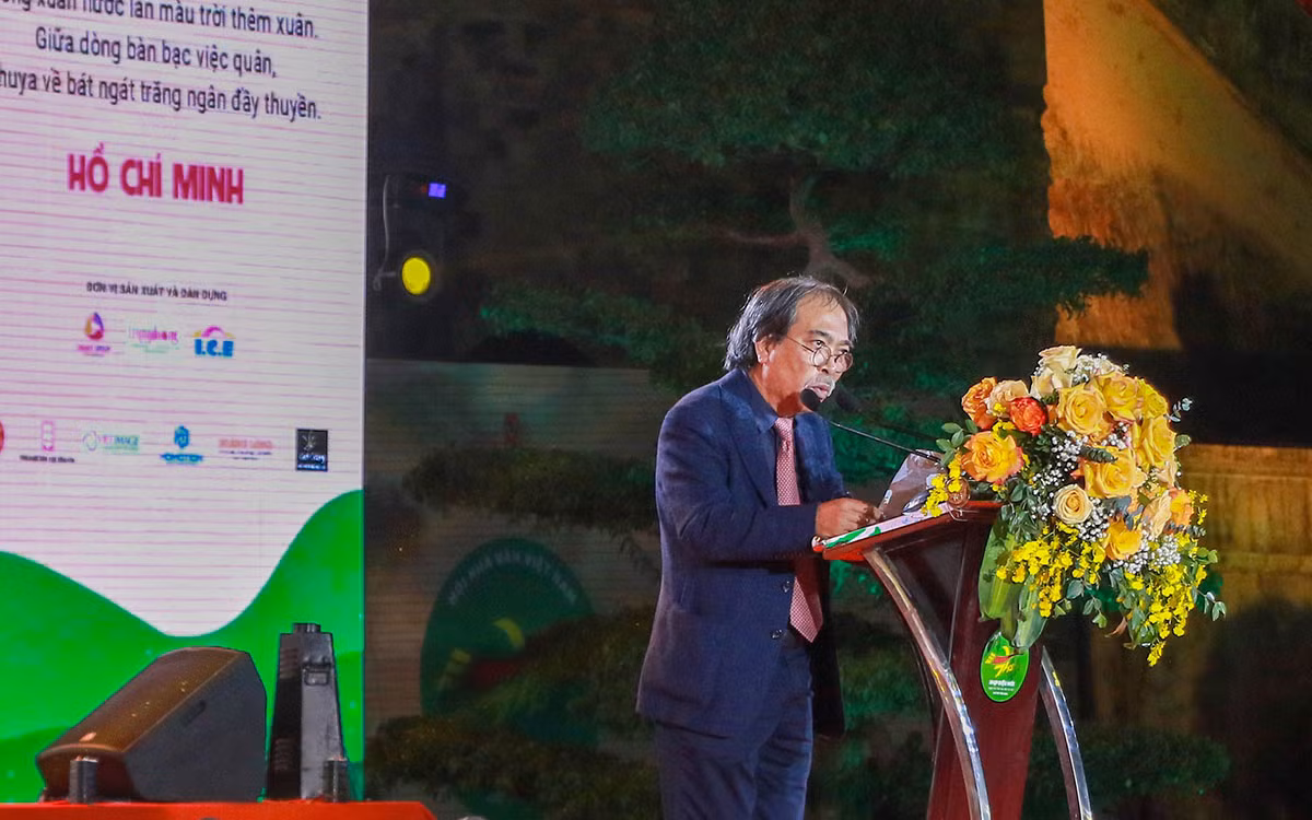 Nhà thơ Nguyễn Quang Thiều phát biểu khai mạc đêm nghệ thuật thơ. Nhà thơ Nguyễn Quang Thiều phát biểu khai mạc đêm nghệ thuật thơ.