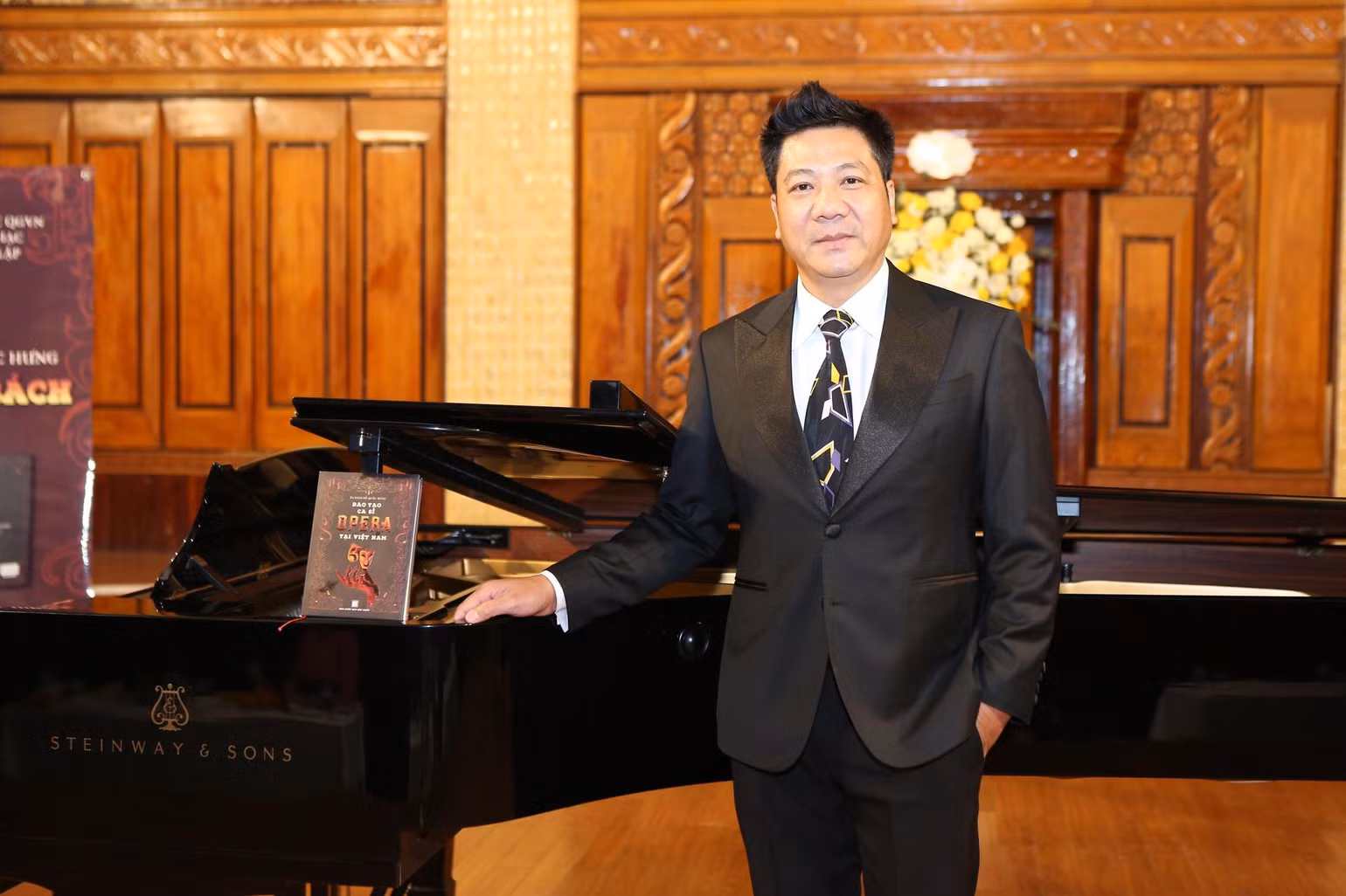 NSND Quốc Hưng tham gia biên tập, đạo diễn album "Xa em". NSND Quốc Hưng tham gia biên tập, đạo diễn album "Xa em".