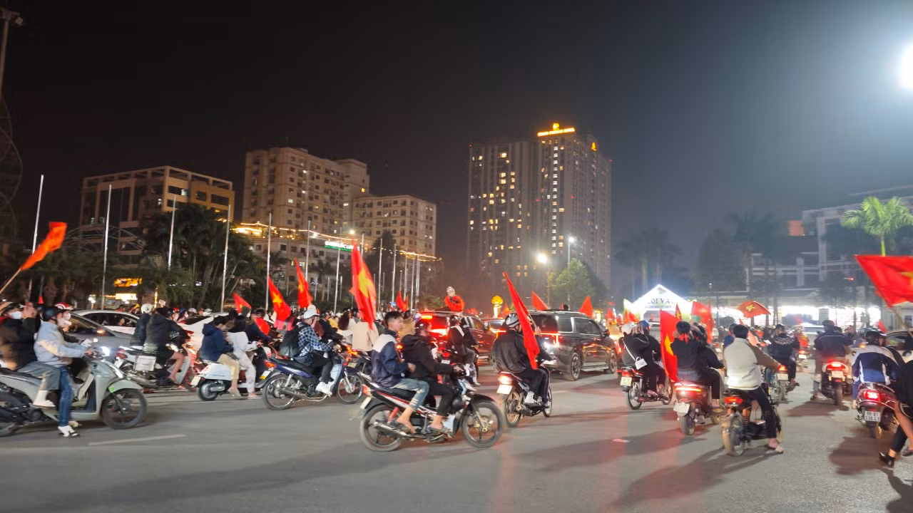 Người hâm mộ đổ ra đường mừng đội tuyển Việt Nam vô địch ASEAN Cup 2024 ảnh 15 Người hâm mộ đổ ra đường mừng đội tuyển Việt Nam vô địch ASEAN Cup 2024 ảnh 15