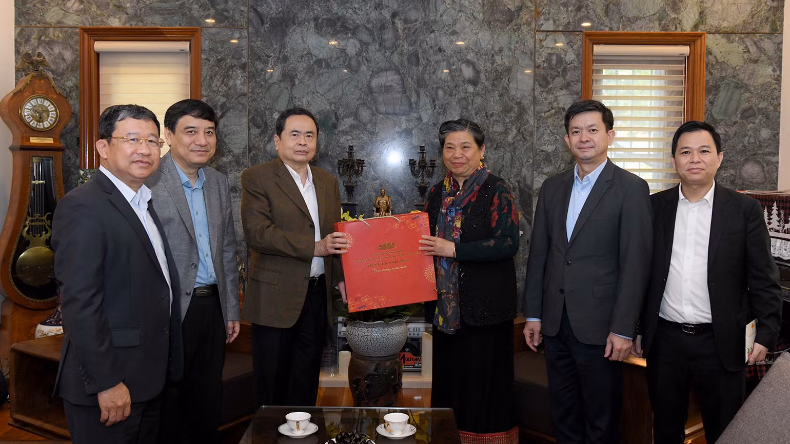 Chủ tịch Quốc hội Trần Thanh Mẫn tặng quà nguyên Phó Chủ tịch Thường trực Quốc hội Tòng Thị Phóng.