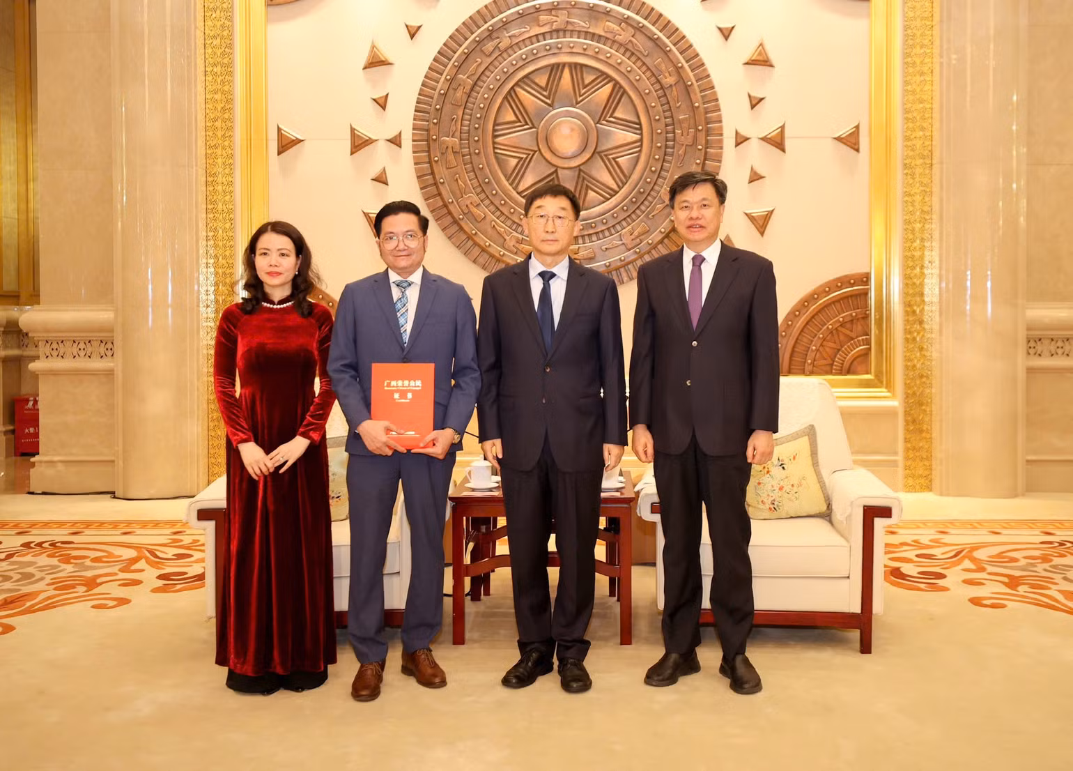 Lễ trao danh hiệu “Công dân danh dự Quảng Tây” cho Tổng Lãnh sự Đỗ Nam Trung. Lễ trao danh hiệu “Công dân danh dự Quảng Tây” cho Tổng Lãnh sự Đỗ Nam Trung.