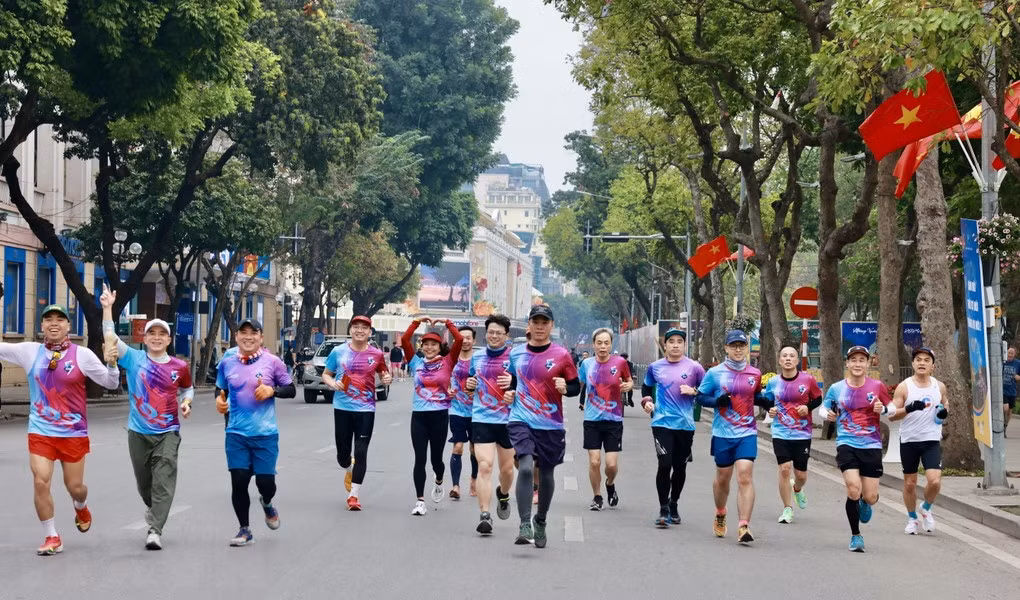 Cùng nhau chạy sáng đầu năm là sở thích của nhiều người. Cùng nhau chạy sáng đầu năm là sở thích của nhiều người.