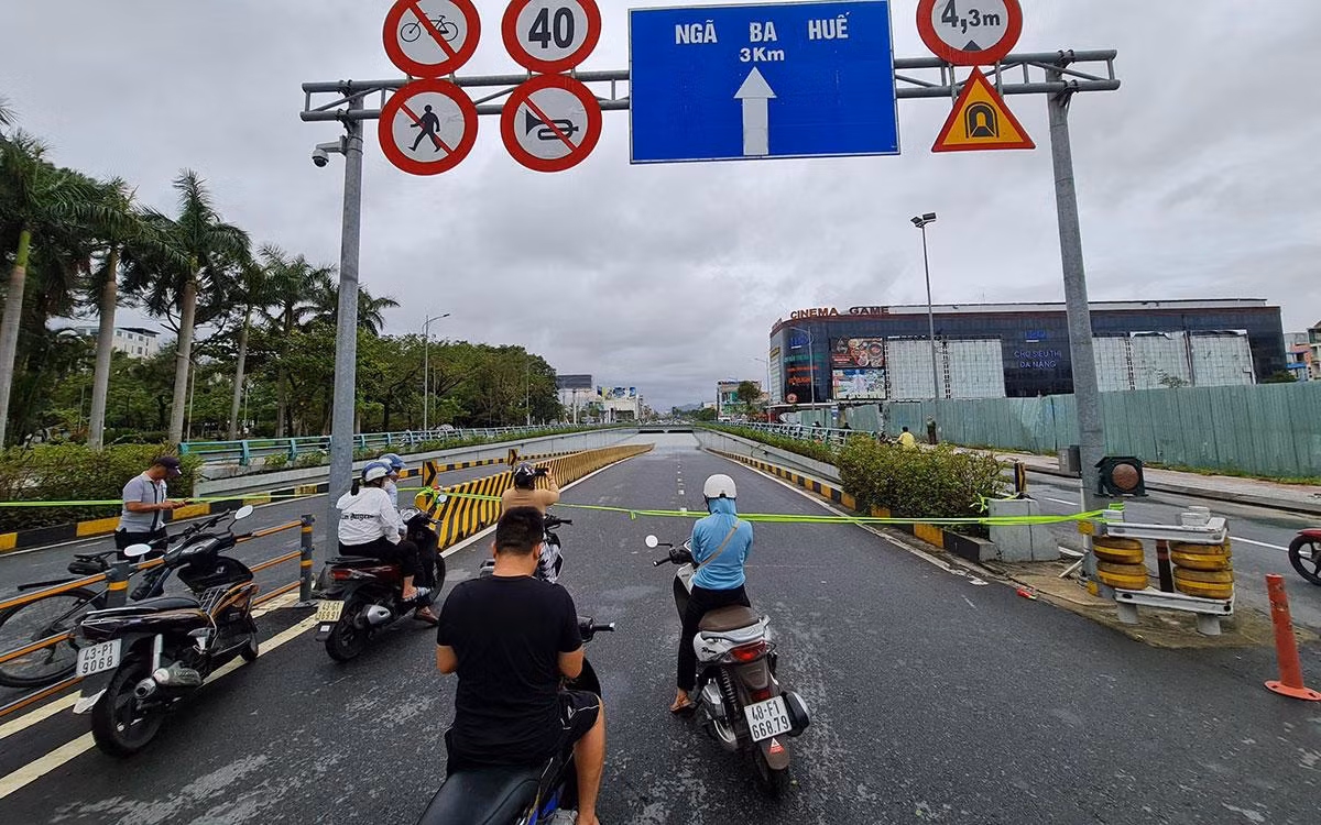 Chăng dây cấm lưu thông qua hầm chui. Chăng dây cấm lưu thông qua hầm chui.