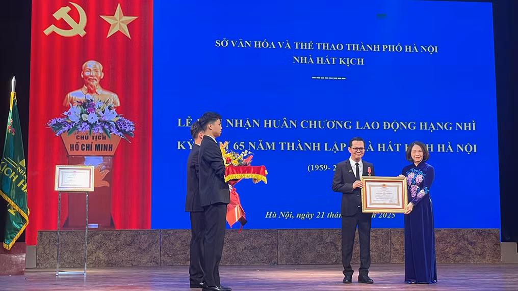 NSND Trung Hiếu nhận Huân chương Lao động Hạng Ba.