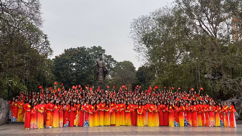 500 nữ sinh trong trang phục áo dài hình cờ Tổ quốc. 500 nữ sinh trong trang phục áo dài hình cờ Tổ quốc.