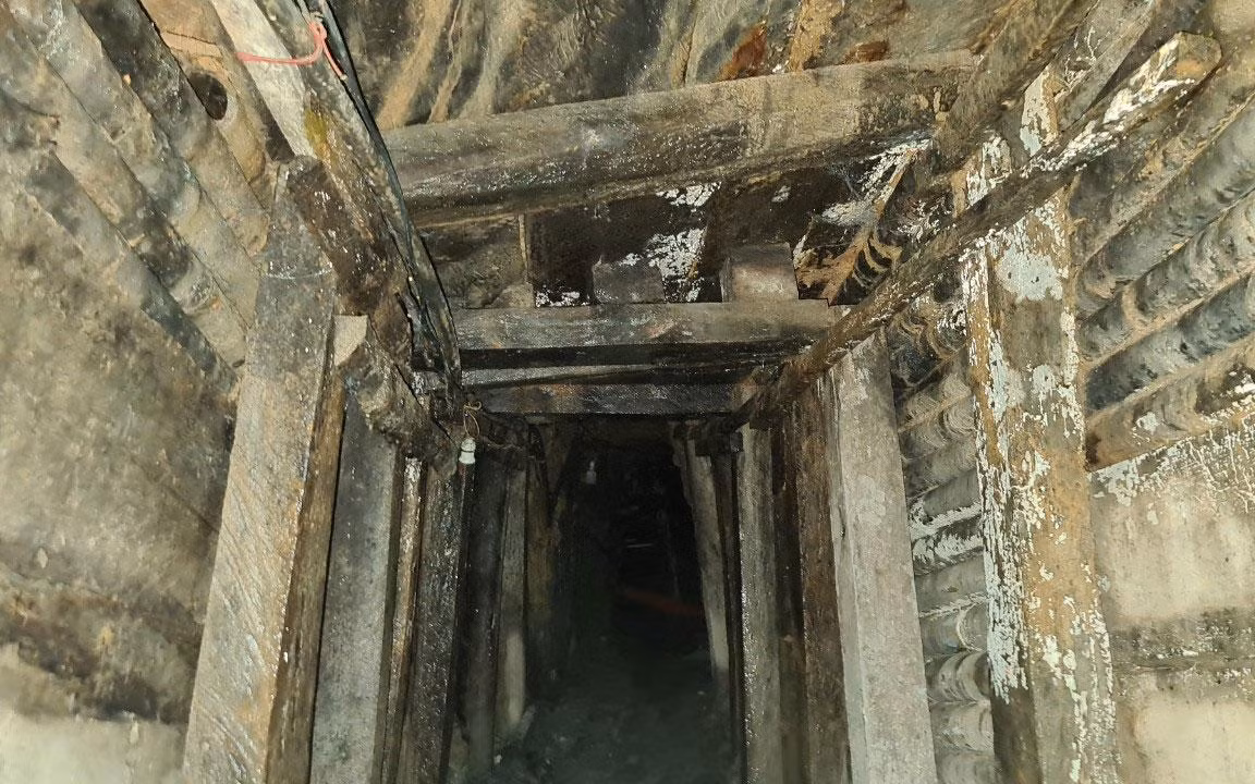 Các đối tượng xẻ số lượng lớn gỗ rừng để làm cọc chống, vách đỡ phía trên và hai bên thành hầm đoạn xung yếu nhằm chống sập hầm.