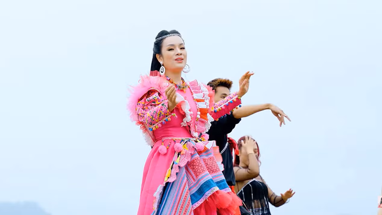 Phần trang phục của nữ nghệ sĩ được đầu tư công phu,do nhà thiết kế Thạch Linh thực hiện. Phần trang phục của nữ nghệ sĩ được đầu tư công phu,do nhà thiết kế Thạch Linh thực hiện.