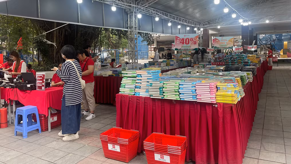 Các đầu sách thiếu nhi mới phát hành được giới thiệu tại quầy của Đinh Tị Books.