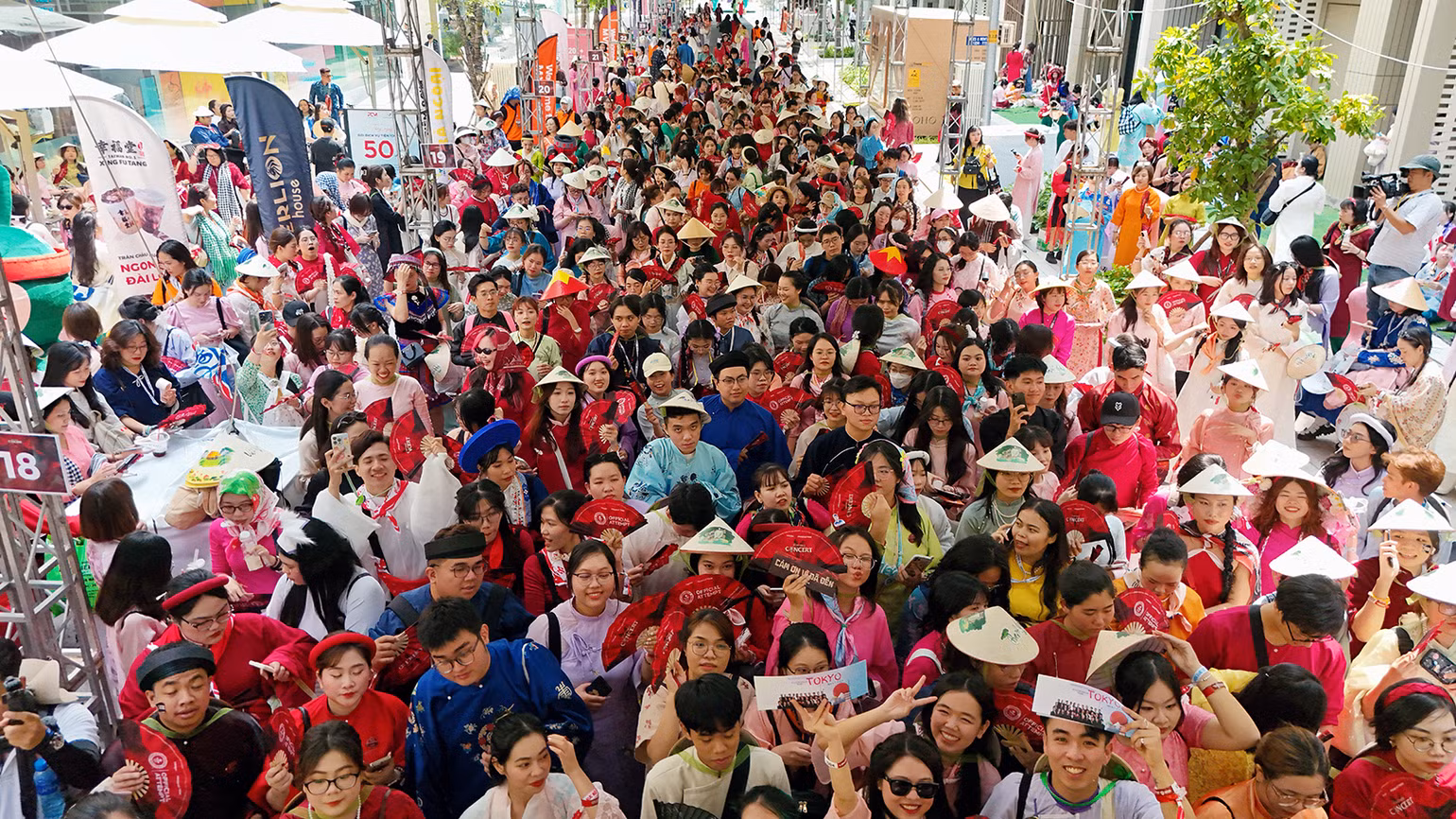 5000 khán giả trong trang phục truyền thống đã tạo nên kỷ lục Guiness. 5000 khán giả trong trang phục truyền thống đã tạo nên kỷ lục Guiness.