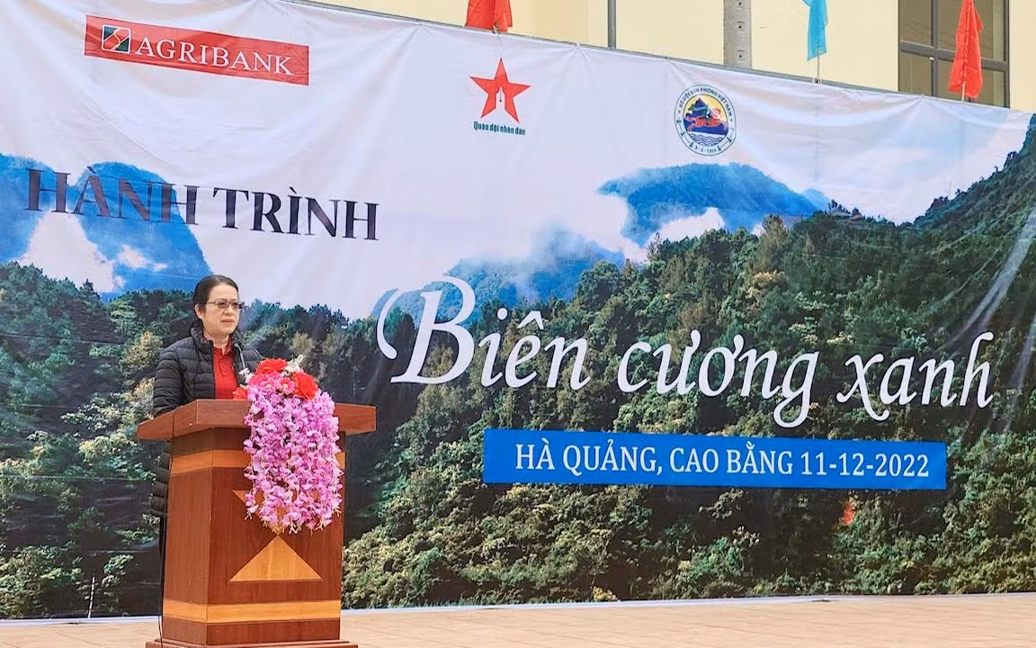 Phó Tổng Giám đốc Agribank Nguyễn Thị Phượng phát biểu tại buổi lễ trao tặng.