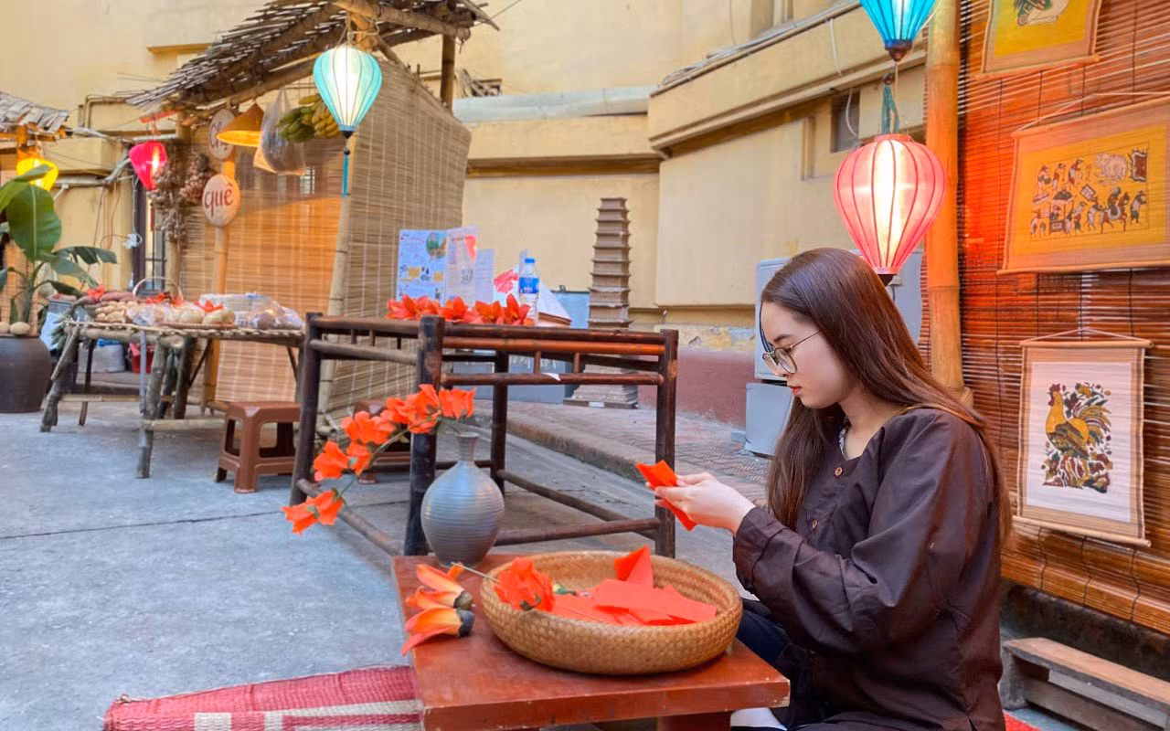 Nghệ nhân làm hoa giấy.