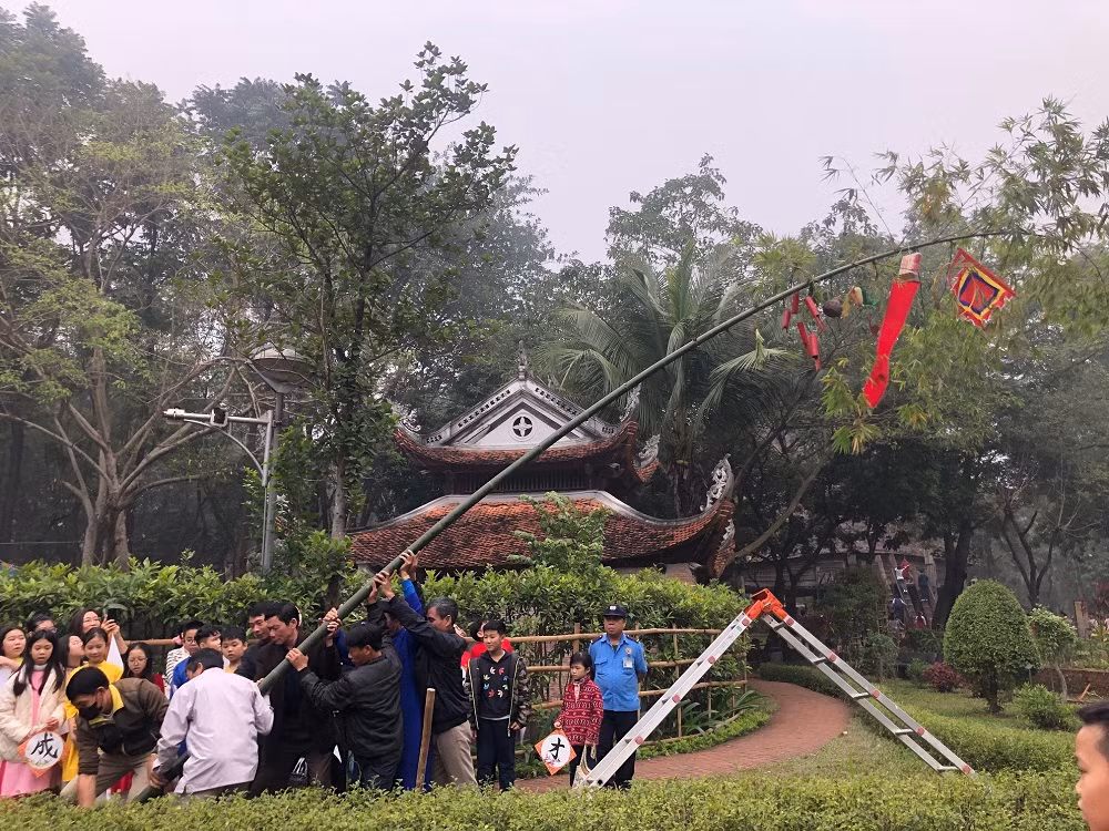Dựng cây nêu. Dựng cây nêu.