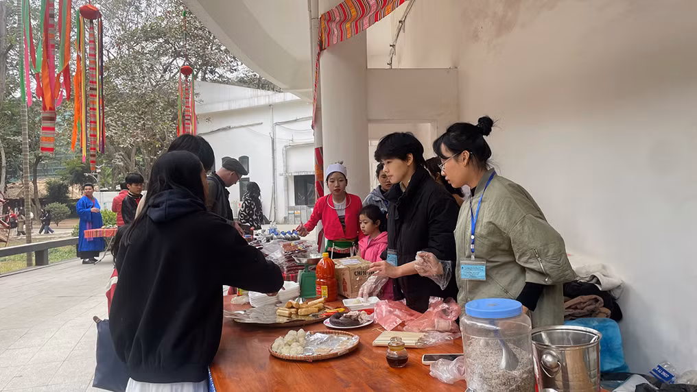 Giới thiệu sản vật núi rừng tới khách tham quan.