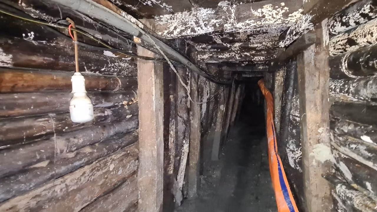 Hệ thống điện 3 pha, ống dẫn nước, điện chiếu sáng được thiết lập rất bài bản dẫn sâu vào bên trong hầm phục vụ cho việc khai thác vàng trái phép.
