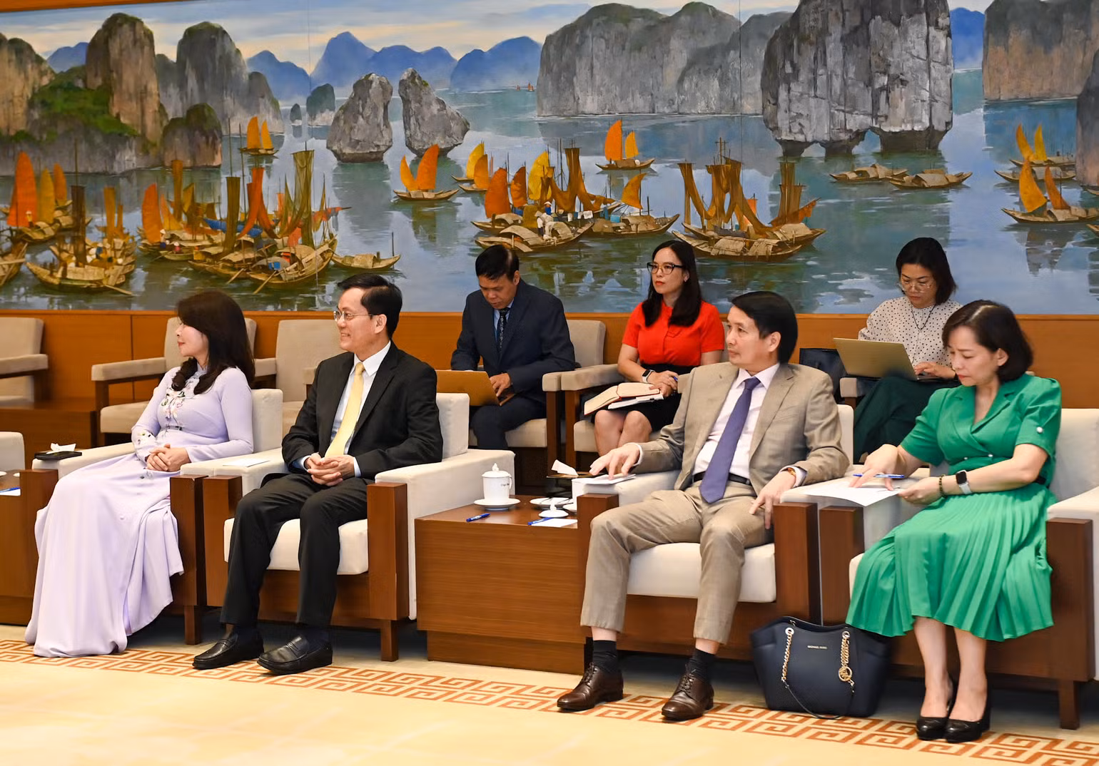 Lãnh đạo các Ủy ban của Quốc hội, Bộ Ngoại giao và các đại biểu dự buổi tiếp. Lãnh đạo các Ủy ban của Quốc hội, Bộ Ngoại giao và các đại biểu dự buổi tiếp.