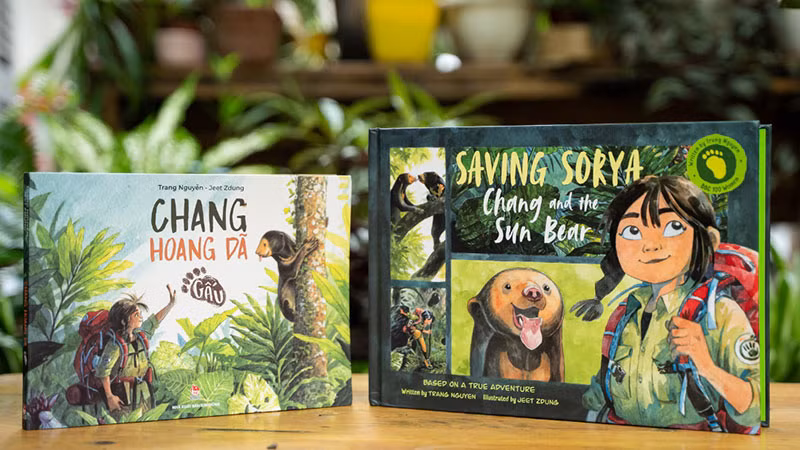 "Chang hoang dã - Gấu" bản tiếng Việt của Nhà xuất bản Kim Đồng và "Saving Sorya: Chang and the Sun Bear" bản tiếng Anh của Kingfisher. (Ảnh: NXB Kim Đồng cung cấp) "Chang hoang dã - Gấu" bản tiếng Việt của Nhà xuất bản Kim Đồng và "Saving Sorya: Chang and the Sun Bear" bản tiếng Anh của Kingfisher. (Ảnh: NXB Kim Đồng cung cấp)