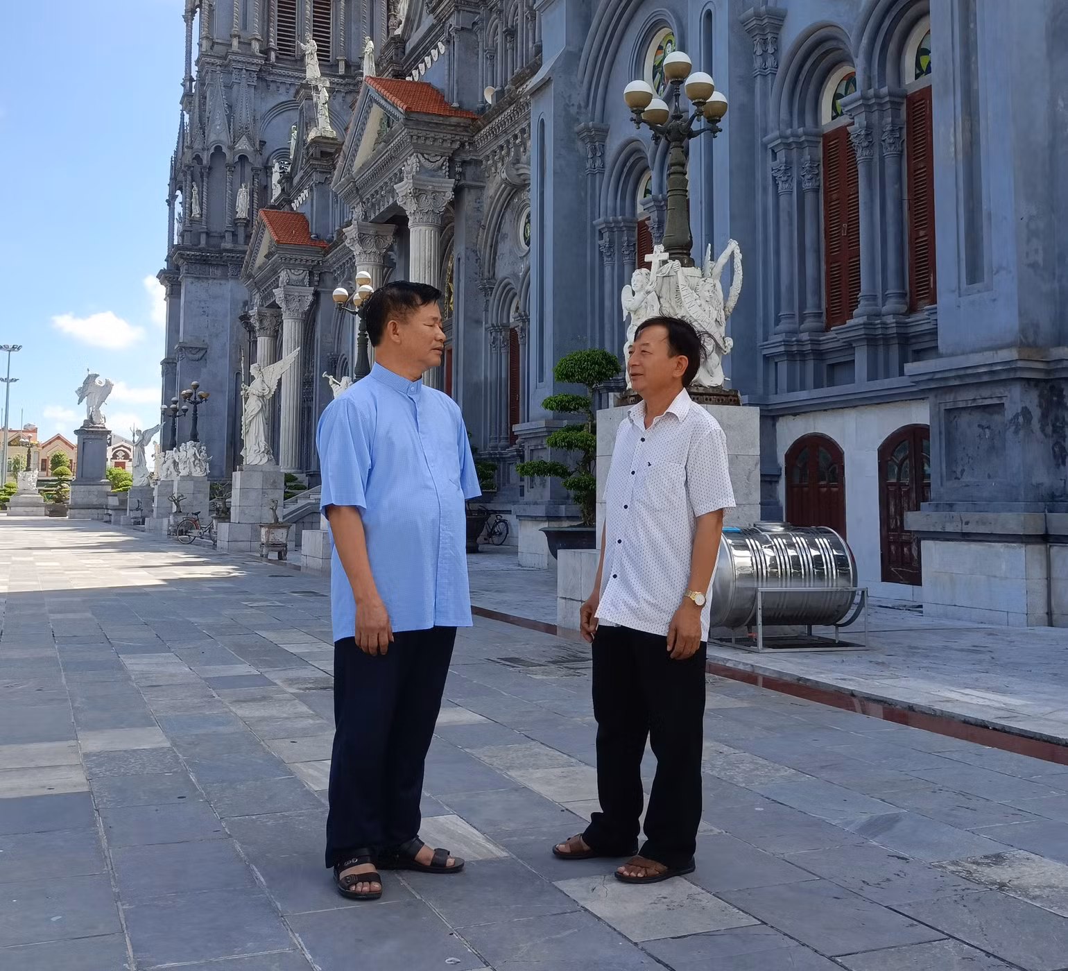 Linh mục Vũ Văn Hướng (bên trái) có những đóng góp tích cực vào phong trào chung của huyện Tiền Hải, tỉnh Thái Bình.