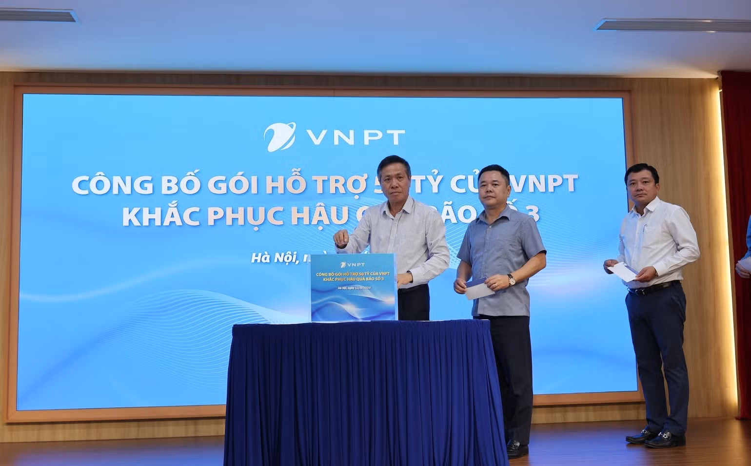 VNPT phát động mỗi CBCNV đóng góp một ngày lương. VNPT phát động mỗi CBCNV đóng góp một ngày lương.