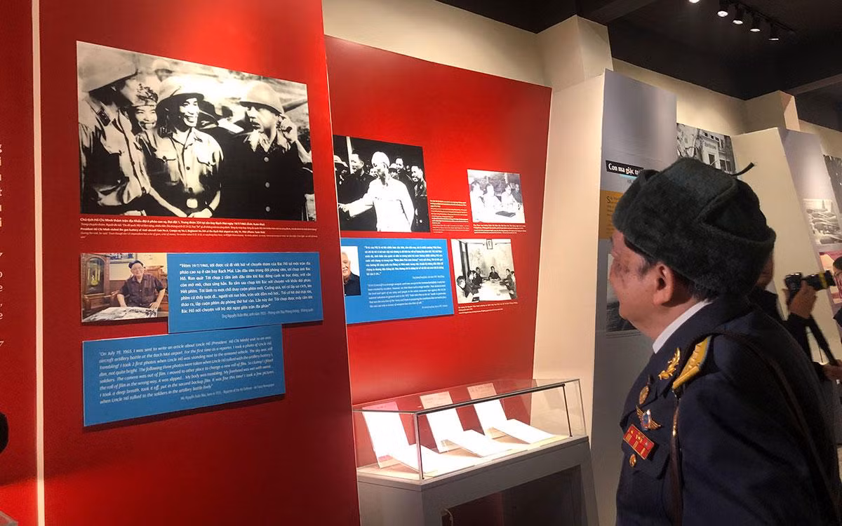 Cựu chiến binh Nguyễn Xuân Mai, cựu phóng viên chiến trường của báo Phòng không-Không quân, đứng trước bức ảnh mình chụp Bác Hồ thăm trận địa phòng không của quân và dân Hà Nội. Cựu chiến binh Nguyễn Xuân Mai, cựu phóng viên chiến trường của báo Phòng không-Không quân, đứng trước bức ảnh mình chụp Bác Hồ thăm trận địa phòng không của quân và dân Hà Nội.