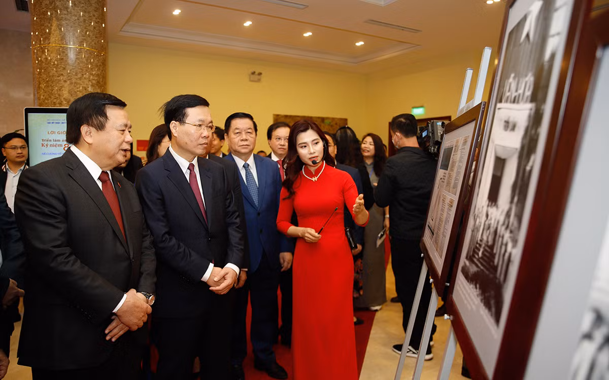 Các đồng chí lãnh đạo Đảng, Nhà nước tham quan triển lãm.