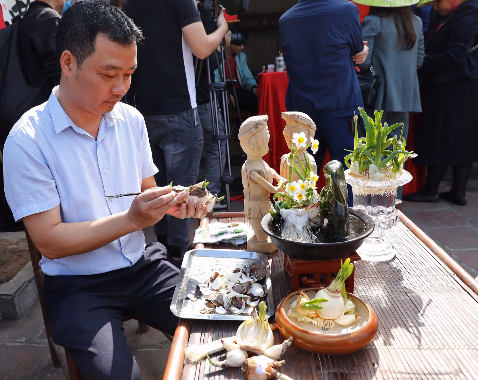 Gọt thủy tiên là một thú vui với nhiều người trong thời gian chờ đón Tết. Gọt thủy tiên là một thú vui với nhiều người trong thời gian chờ đón Tết.