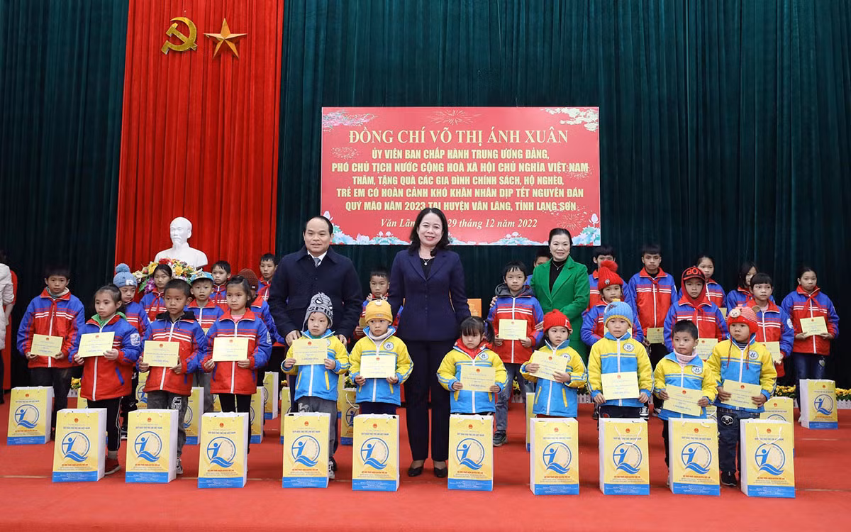 Phó Chủ tịch nước Võ Thị Ánh Xuân tặng quà cho trẻ em có hoàn cảnh khó khăn tại hai xã Thanh Long và Thụy Hùng, Văn Lãng (Lạng Sơn). Phó Chủ tịch nước Võ Thị Ánh Xuân tặng quà cho trẻ em có hoàn cảnh khó khăn tại hai xã Thanh Long và Thụy Hùng, Văn Lãng (Lạng Sơn).