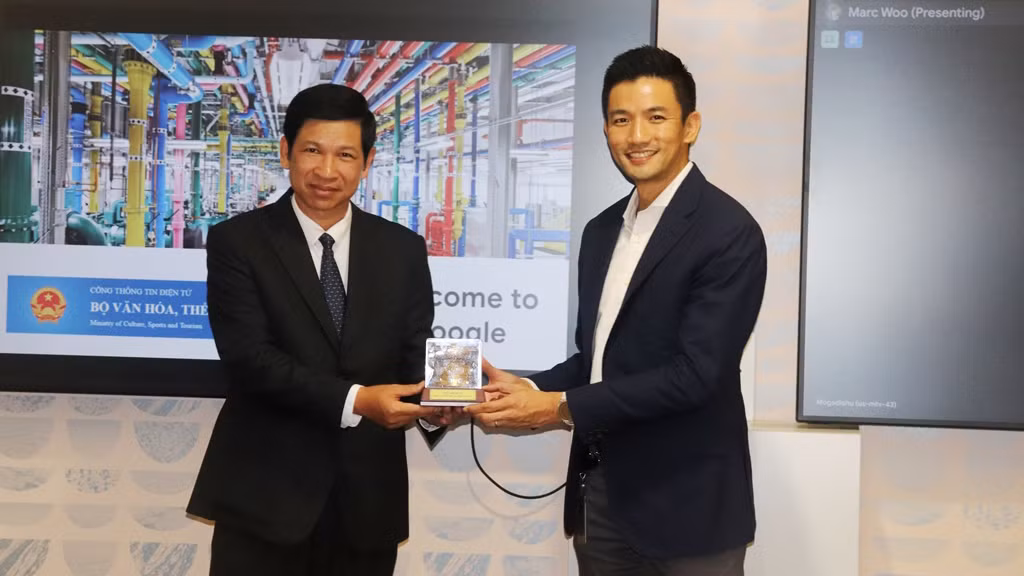 Thứ trưởng Hồ An Phong tặng quà lưu niệm cho ông Marc Woo, Giám đốc Quốc gia Việt Nam, Google châu Á-Thái Bình Dương Thứ trưởng Hồ An Phong tặng quà lưu niệm cho ông Marc Woo, Giám đốc Quốc gia Việt Nam, Google châu Á-Thái Bình Dương