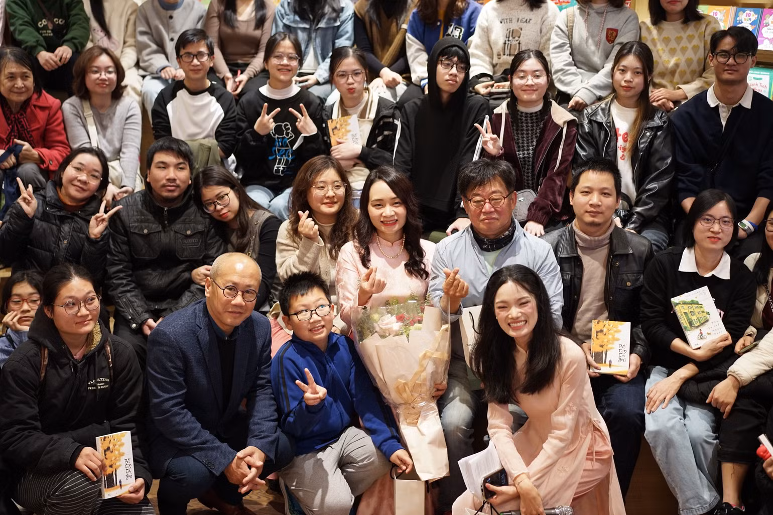 Đông đảo bạn đọc đã tới tham gia buổi giao lưu. Đông đảo bạn đọc đã tới tham gia buổi giao lưu.