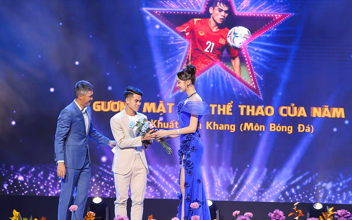 Cầu thủ Khuất Văn Khang nhận giải thưởng. Cầu thủ Khuất Văn Khang nhận giải thưởng.