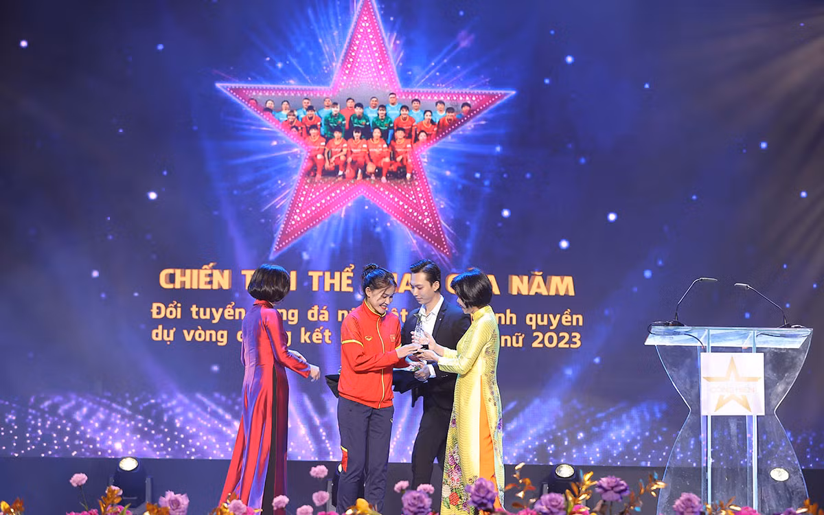 Đại diện Đội tuyển nữ Việt Nam nhận giải Chiến tích thể thao của năm Đại diện Đội tuyển nữ Việt Nam nhận giải Chiến tích thể thao của năm