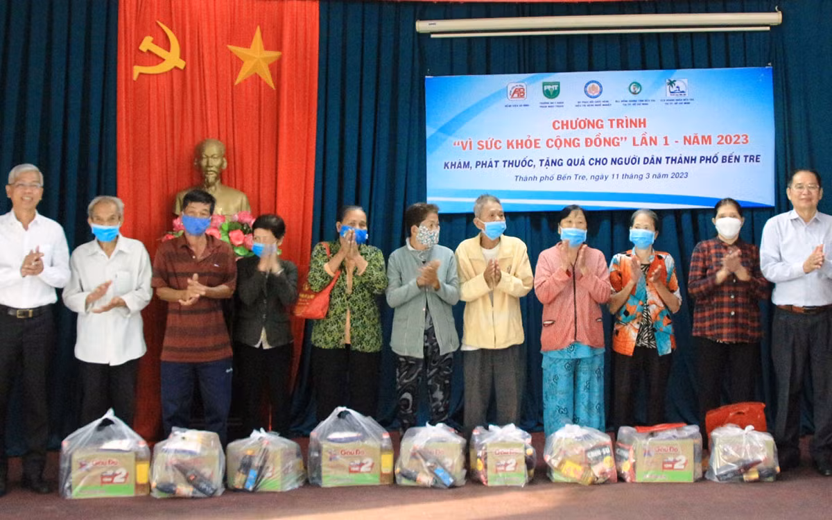 Trao quà cho những hộ dân nghèo, khó khăn, neo đơn trên địa bàn thành phố Bến Tre.