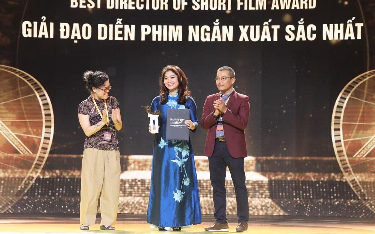 Cục trưởng Cục Hợp tác Quốc tế Nguyễn Phương Hòa nhận giải thưởng thay cho đạo diễn Surya Shahi (Nepal) với bộ phim “Những bánh xe bus” (Wheels on the bus) do đạo diễn gặp vấn đề về sức khỏe.