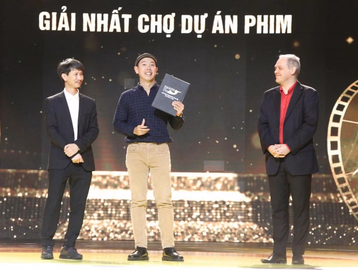 Đạo diễn Đỗ Quốc Trung nhận giải nhất Chợ dự án phim cho dự án "Chachacha".