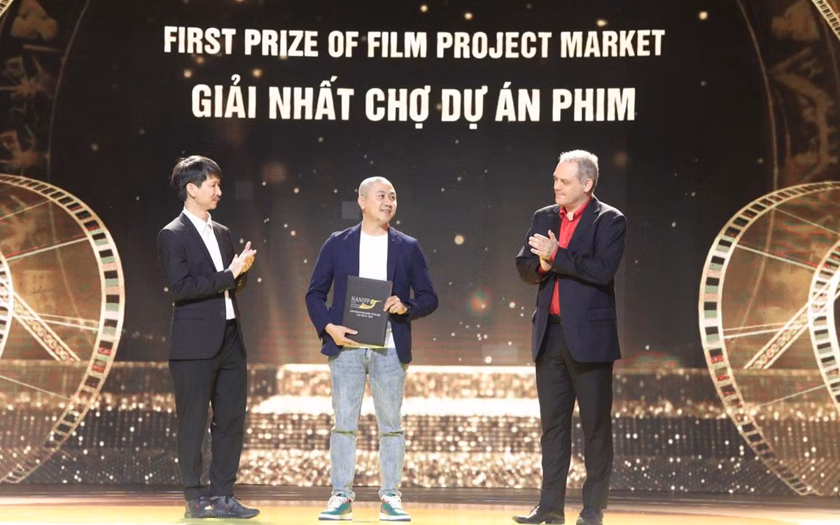 Đạo diễn Đỗ Thanh Sơn nhận giải nhất Chợ dự án phim cho "Chúa đất".