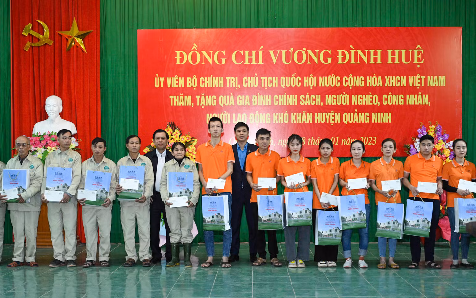 Lãnh đạo Tổng Liên đoàn Lao động Việt Nam tặng quà cho các công nhân, người lao động có hoàn cảnh khó khăn.