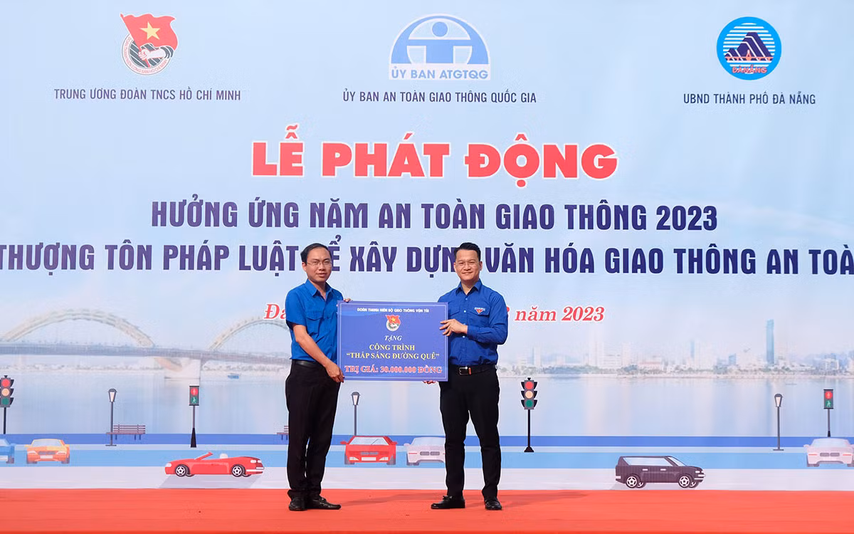 Trao tặng công trình thanh niên.