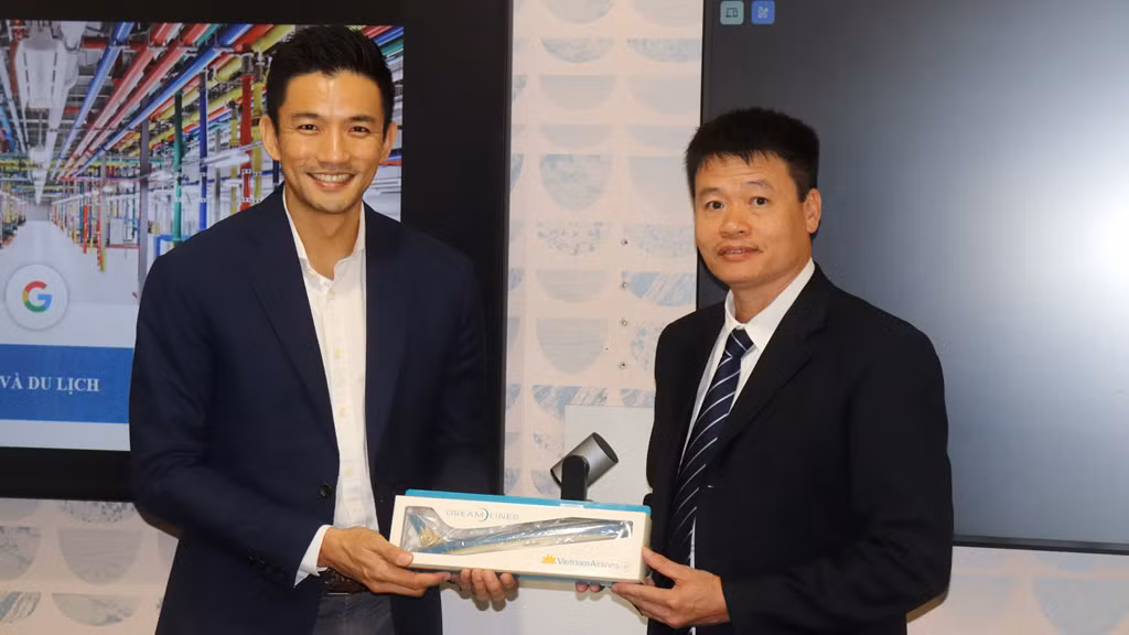 Đại diện Vietnam Airlines tặng quà lưu niệm cho ông Marc Woo, Giám đốc Quốc gia Việt Nam, Google châu Á-Thái Bình Dương. Đại diện Vietnam Airlines tặng quà lưu niệm cho ông Marc Woo, Giám đốc Quốc gia Việt Nam, Google châu Á-Thái Bình Dương.