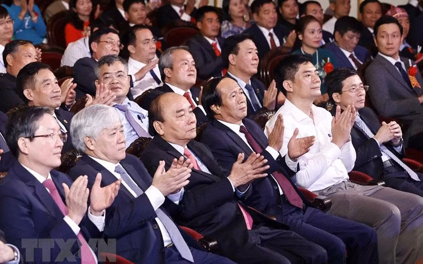 Chủ tịch nước Nguyễn Xuân Phúc với các đại biểu tham dự buổi lễ.