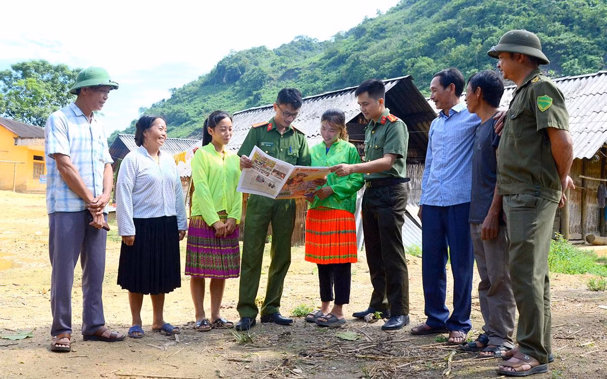 Báo Tuyên Quang đến với bạn đọc vùng cao trong ngày. (Ảnh: HUY HOÀNG) Báo Tuyên Quang đến với bạn đọc vùng cao trong ngày. (Ảnh: HUY HOÀNG)