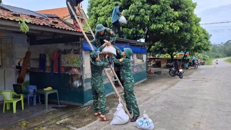 Cán bộ, chiến sĩ Đồn Biên phòng Cửa khẩu cảng Vạn Gia (Móng Cái, Quảng Ninh) giúp nhân dân chằng chống, gia cố nhà cửa trước khi bão đổ bộ.