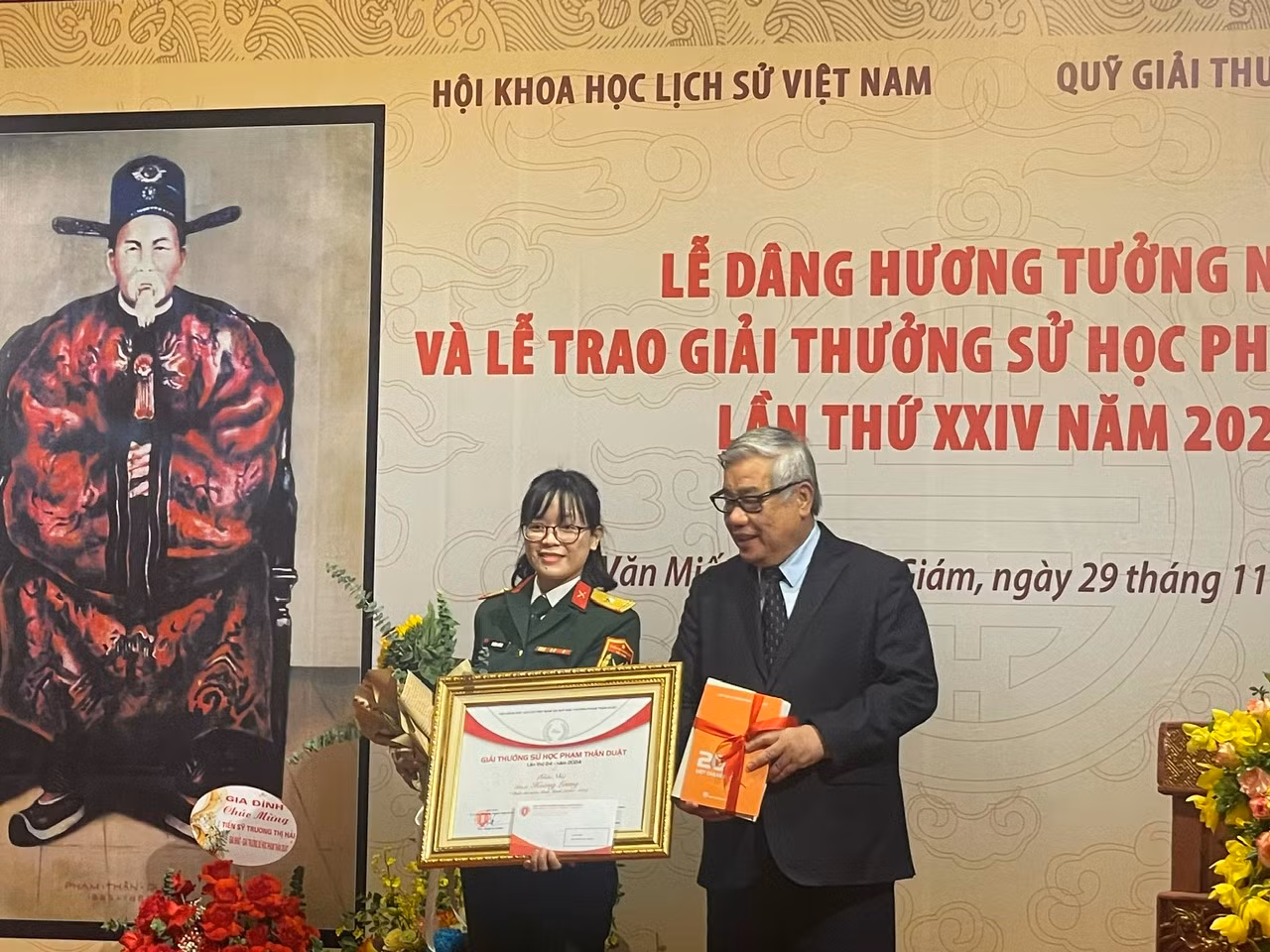 Tiến sĩ Hoàng Lương, Viện Lịch sử quân sự được trao giải Nhì. Tiến sĩ Hoàng Lương, Viện Lịch sử quân sự được trao giải Nhì.