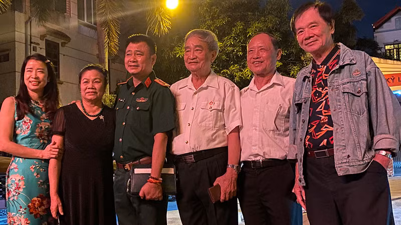Ngày ra mắt vở kịch, mẹ của NSND Tự Long cũng đến chia vui. Ảnh: NSND Tự Long chụp ảnh lưu niệm cùng mẹ (bên trái), ông Cao Trọng Đoan (bên phải) cùng các khách mời.