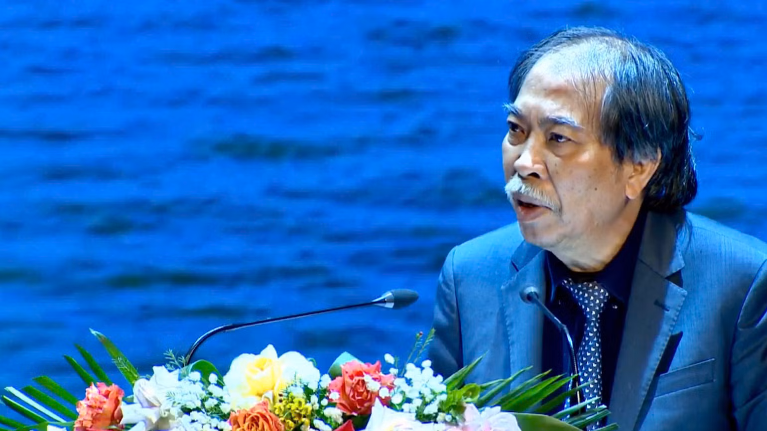 Nhà thơ Nguyễn Quang Thiều phát biểu khai mạc Ngày thơ Việt Nam 2025. Nhà thơ Nguyễn Quang Thiều phát biểu khai mạc Ngày thơ Việt Nam 2025.