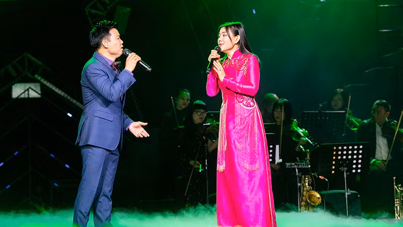 Vũ Thắng Lợi và ca sĩ Bùi Lê Mận.