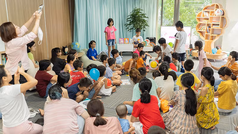 Góc đọc cuối tuần thu hút các bạn nhỏ ở nhiều lứa tuổi. (Ảnh: Nhà xuất bản Kim Đồng) Góc đọc cuối tuần thu hút các bạn nhỏ ở nhiều lứa tuổi. (Ảnh: Nhà xuất bản Kim Đồng)