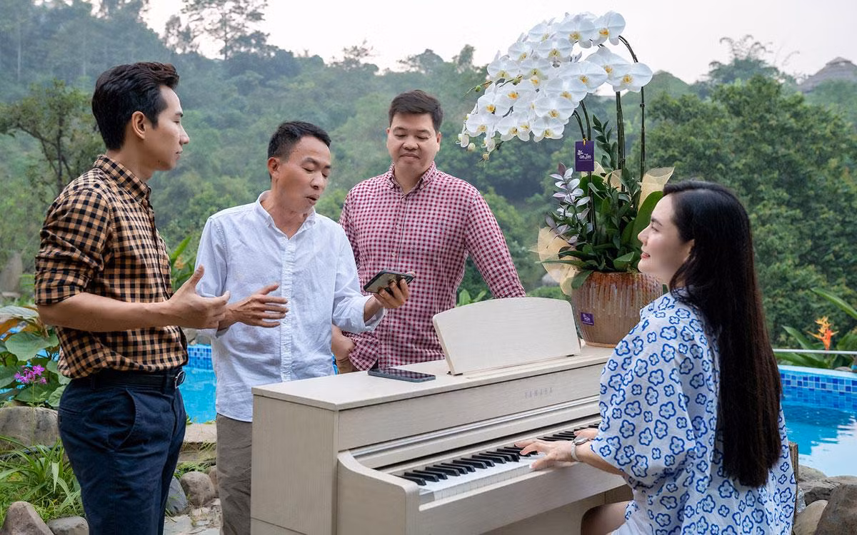 Lương Nguyệt Anh đệm đàn, hát cùng Việt Hoàn, Đăng Dương và Lê Anh Dũng.