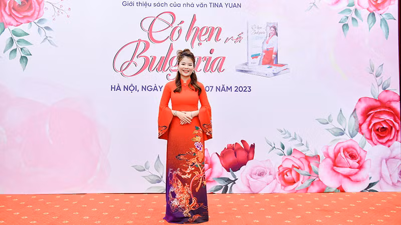 Nữ tác giả Tina Yuan. Nữ tác giả Tina Yuan.