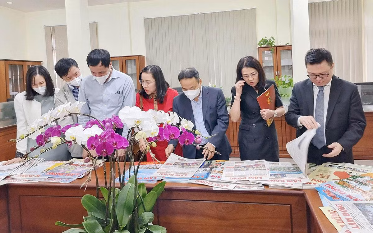 Đồng chí Lê Quốc Minh, Ủy viên Trung ương Đảng, Tổng Biên tập và đoàn công tác Báo Nhân Dân đến thăm tòa soạn báo Lâm Đồng. (Ảnh: MAI VĂN BẢO) Đồng chí Lê Quốc Minh, Ủy viên Trung ương Đảng, Tổng Biên tập và đoàn công tác Báo Nhân Dân đến thăm tòa soạn báo Lâm Đồng. (Ảnh: MAI VĂN BẢO)