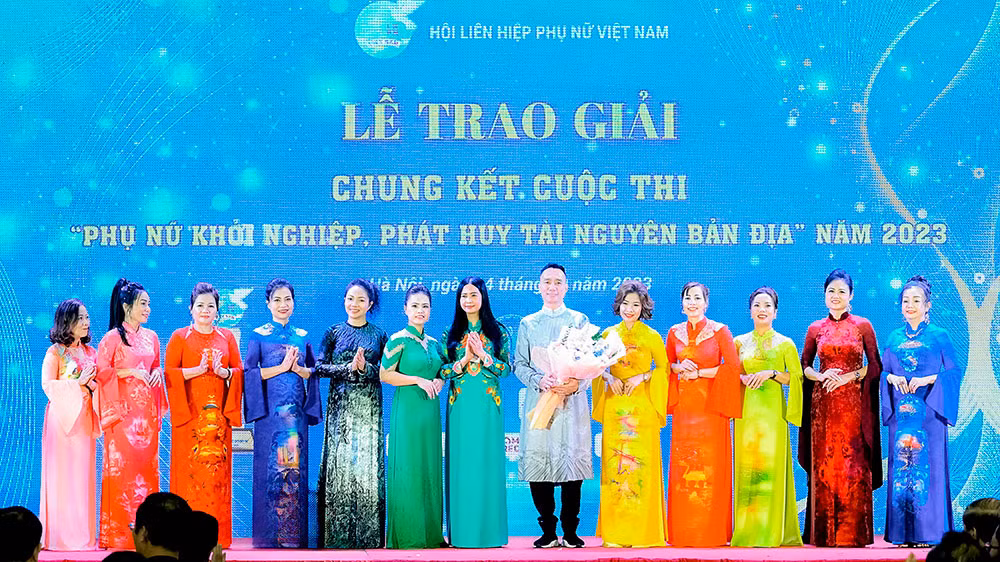 Nhà thiết kế Đỗ Trịnh Hoài Nam tại lễ trao giải Cuộc thi Phụ nữ khởi nghiệp, phát huy tài nguyên bản địa năm 2023.