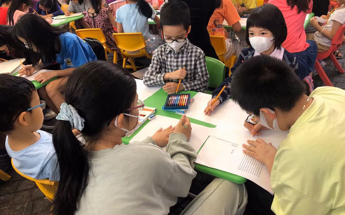 Các bạn nhỏ tham gia Workshop "Đọc sách và vẽ minh họa Nhóc Nicolas”. Các bạn nhỏ tham gia Workshop "Đọc sách và vẽ minh họa Nhóc Nicolas”.